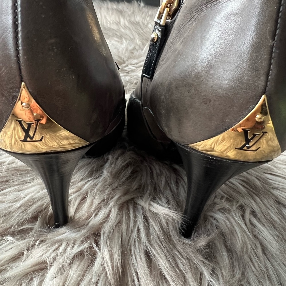 Louis Vuitton Grey leather booties .